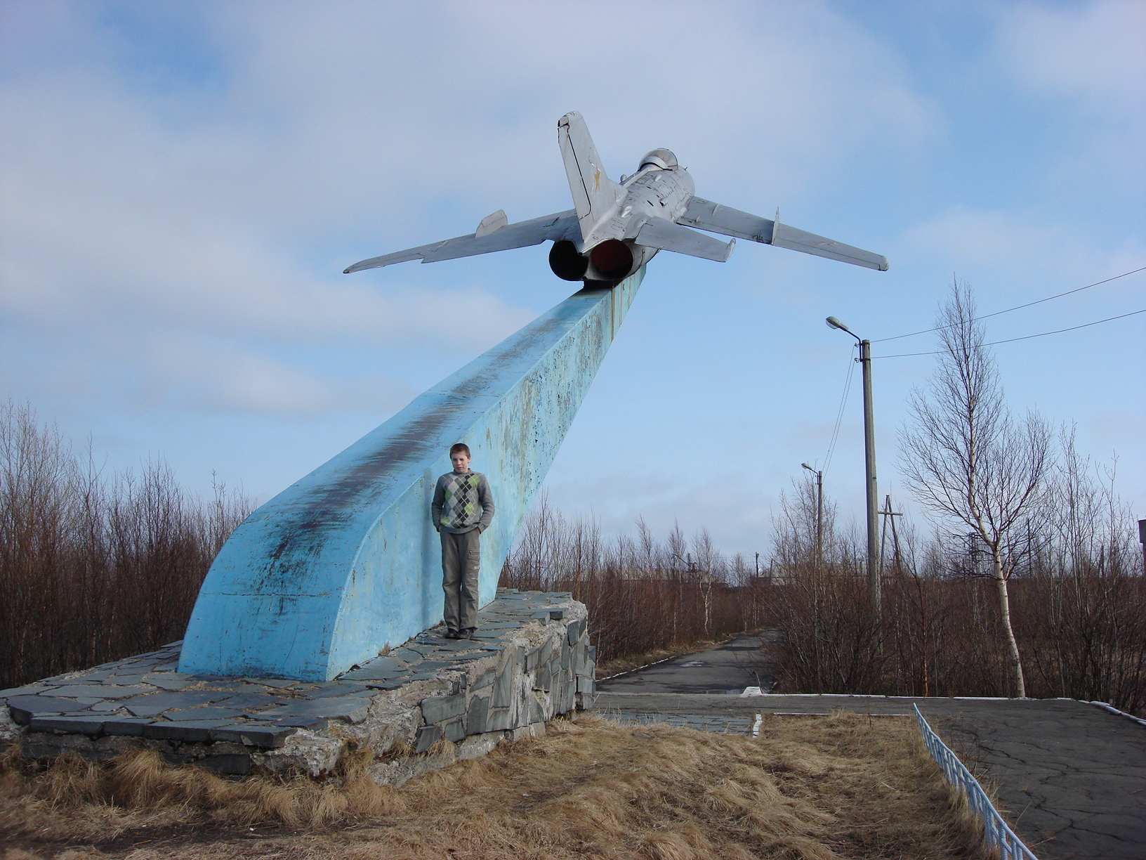 Мончегорск достопримечательности. Поселок 27 км Мончегорск. Памятник миг 27 км Мончегорск. Мончегорск Мурманская область 27 км. Мончегорск военный городок 27 км.