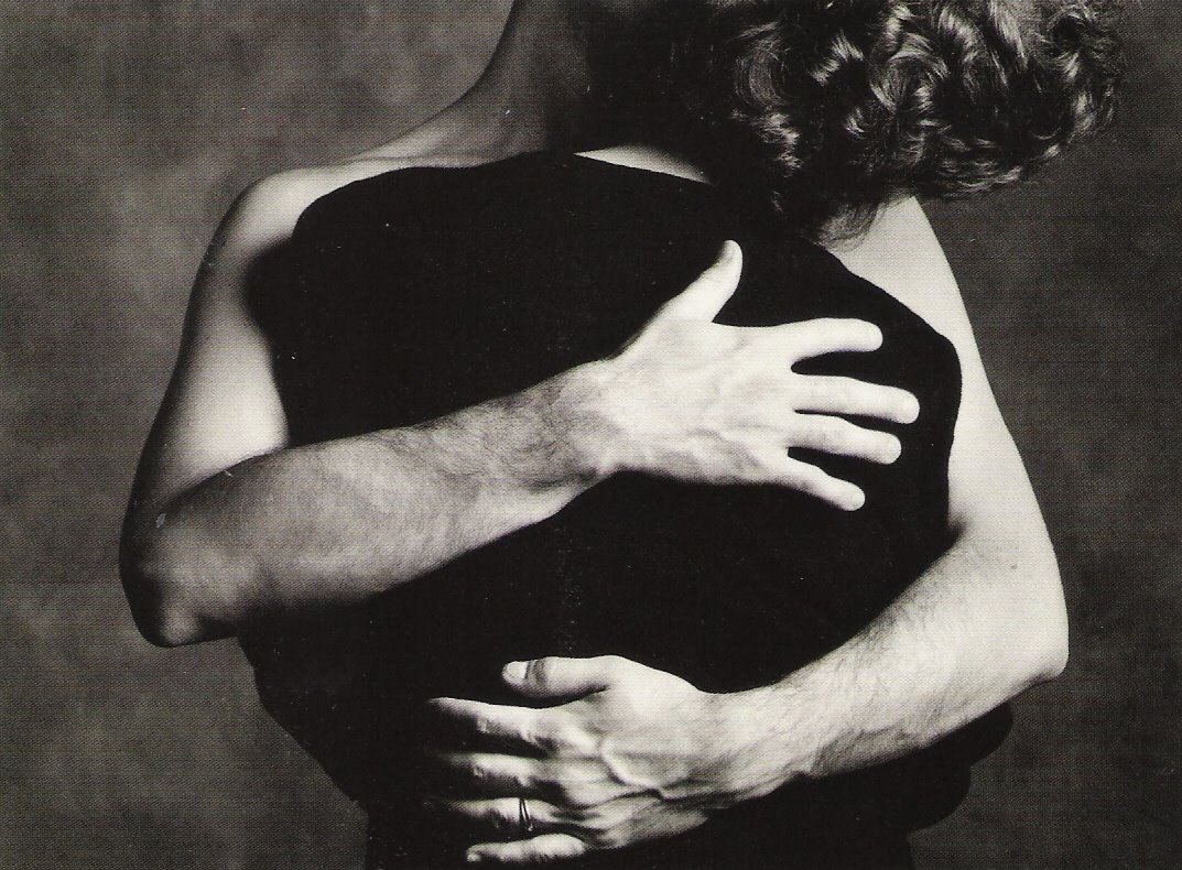 Обнимать парня со спины. Мужские руки обнимают. Сильные объятия. Мужчина обнимает женщину. Мужские объятия.