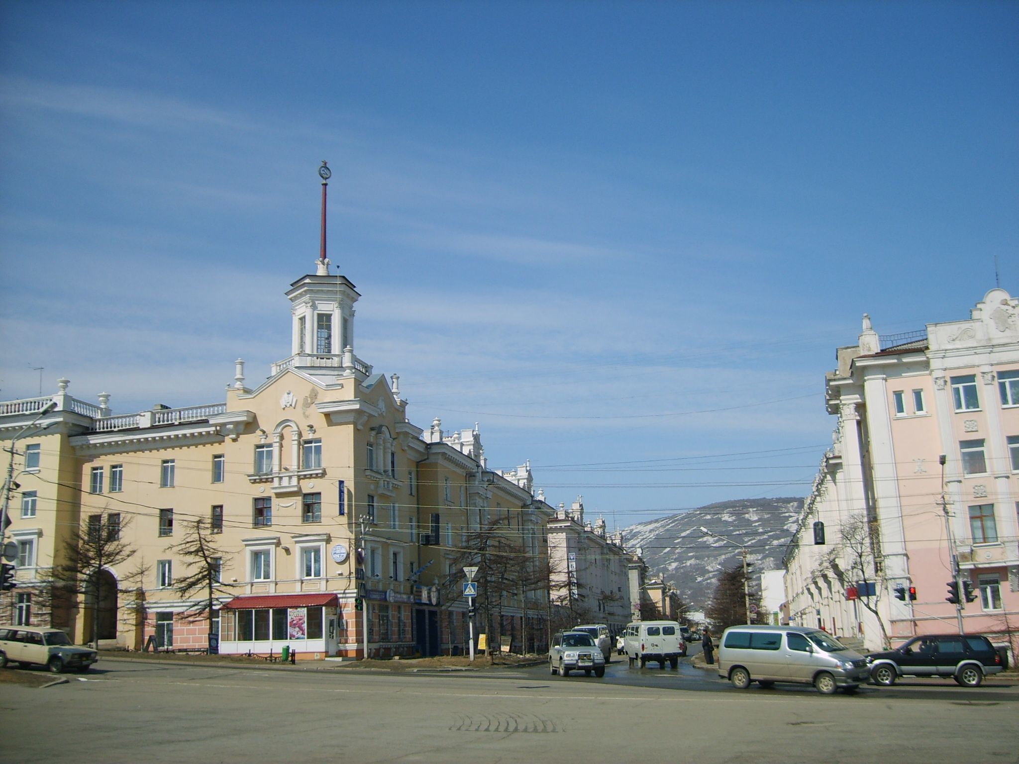 Улицы города магадана. Дом с башенкой Магадан. Дом с башенкой и шпилем Магадан. Магадан дом со шпилем 2021. Магадан архитектура города.