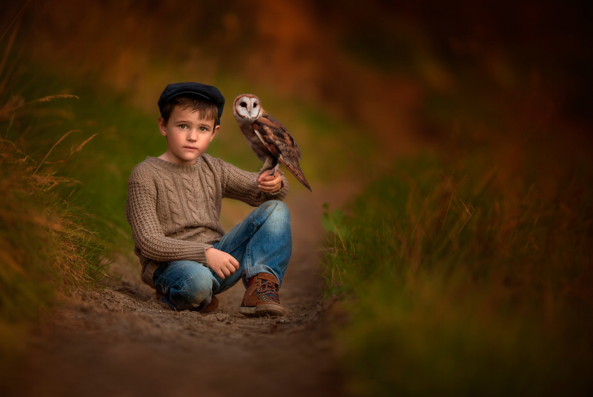 Мальчик и птица хорошее качество. Фотоискусство для детей. Ребенок фотограф. Птички для детей. Художественные фотографии младенцев.