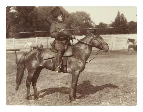 Из воспоминаний В.П. Рябушинского, Париж, 1929 год.

Войны Архистратига Михаила

В 1915 году, во время нашего отступления, штаб 25-го корпуса, где я служил, послал меня для связи в Уральскую Казачью дивизию, державшую в пешем строю участок фронта. Напор со стороны противника ослабел, ружейный огонь был не силен, а кое-где он даже совсем затихал, и там Казаки, выйдя из окопов, лежали на травке, разговаривали, занимались своими делами. Подошли мы к одной группе; знакомый офицер-Уралец, знавший, что я старообрядец, говорит:
— Вот и ваши, и иконки у них на кустах повешены.
Стоят двое; лица строгие, чуть-чуть гордые, некрасивые, и бороды редкие, а сами рослые, стройные, точно из крепкого дерева складно вытесанные. Разговорились: о неудачах на фронте, о шатаниях духа, о позорных, кое-где, сдачах.
— Вы-то не сдадитесь!
Один из Казаков вытянулся во весь рост, поднял высоко руку и, медленно грозя указательным перстом, не то заповедуя кому-то, не то сам всенародно исповедуя свои убеждения, сказал:
— Не токмо сдаться, помыслить об этом великий грех.
Вспомнилась сложенная в двуперстие рука боярыни Морозовой на знаменитой картине Сурикова — „Тако веруйте“.
Прошло почти 15 лет. Как и все русские, видел я много грозных дел, слышал много пустых слов. Пустые речи ветром развеяло, да и иные дела стали забываться, но этих справедливых Казачьих Слов забыть не могу и не хочу. Легло костьми почти поголовно Христолюбивое Яицкое Войско, защищая честной крест; сожжен, и порублен, и вытоптан сей прекрасны лес, но осталась еще поросль, хотя и разнесенная по всему белому свету, и верим: во время, которое Господь укажет, опять вырастет и возродится Уральское Казачество.
Мы же, живые, поучимся у мертвых: не склоним голов, не согнем духа памятуя непоколебимое, праведное слово, сказанное тем твердым Яицким Воином:
— Не токмо сдаться, помыслить об этом великий грех.