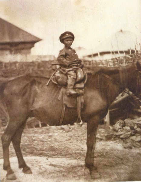 Донское казачество. Мальчик 4-х лет верхом на коне. 1875-1876 год.