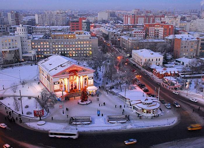 Омск красный. Омск центр города зимой. Омск исторический центр зимой. Омск улицы зима достопримечательности. Город Омск высоких дома зимой.