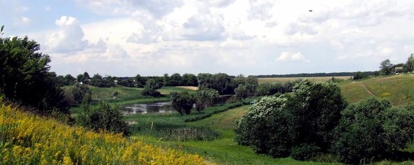 Есть под Киевом село Красное, которое всю жизнь было руським, руским, и только последнее столетие в оккупации, укрАинское. Этому селу скоро будет 1000 лет. Этого не знали декоммунизаторы, и хотели его переименовать. А местность действительно красивая (древнерус.: красная). Поэтому русские так и назвали своё поселение. Что уж говорить о Киеве? Вот в каком гонении эта часть русского. Изначальная! Вместе с матерью русских городов. Города русских, долго вы будете смотреть на унижение своей матери? А люди в каком позоре! Ряженые! Ведь национальность не меняется. Кому &quot;удалось&quot; со своей справиться, иудой сделаться, те и потомков своих в эту клоунаду облекли. С этим явлением пытались справиться, придумав термин малоРоссия, и это отчасти удалось. Идол &quot;укрАинцев&quot; Шевченко считал себя малороссом. Только вы об этом им не говорите. А то ещё руки на себя наложат. Говорите только, что &quot;укрАинец&quot; это прозвище, а &quot;русский&quot; это национальность. Если не хотите языком, то с вас &quot;лайк&quot;, &quot;репост&quot; или комментарий. Зачем правду замалчивать, прилагать к своим грехам ещё и этот грех?