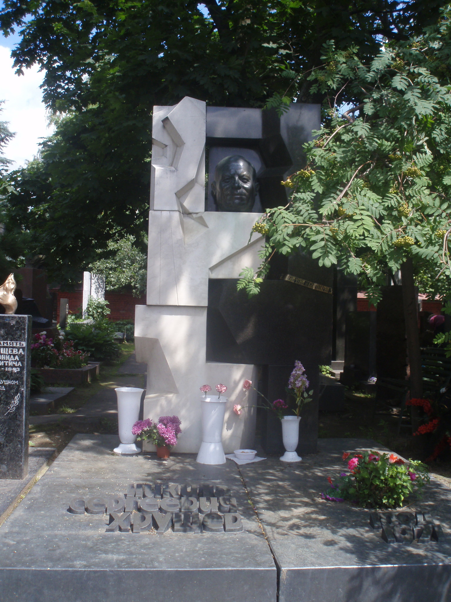 Памятник Янковскому на Новодевичьем кладбище