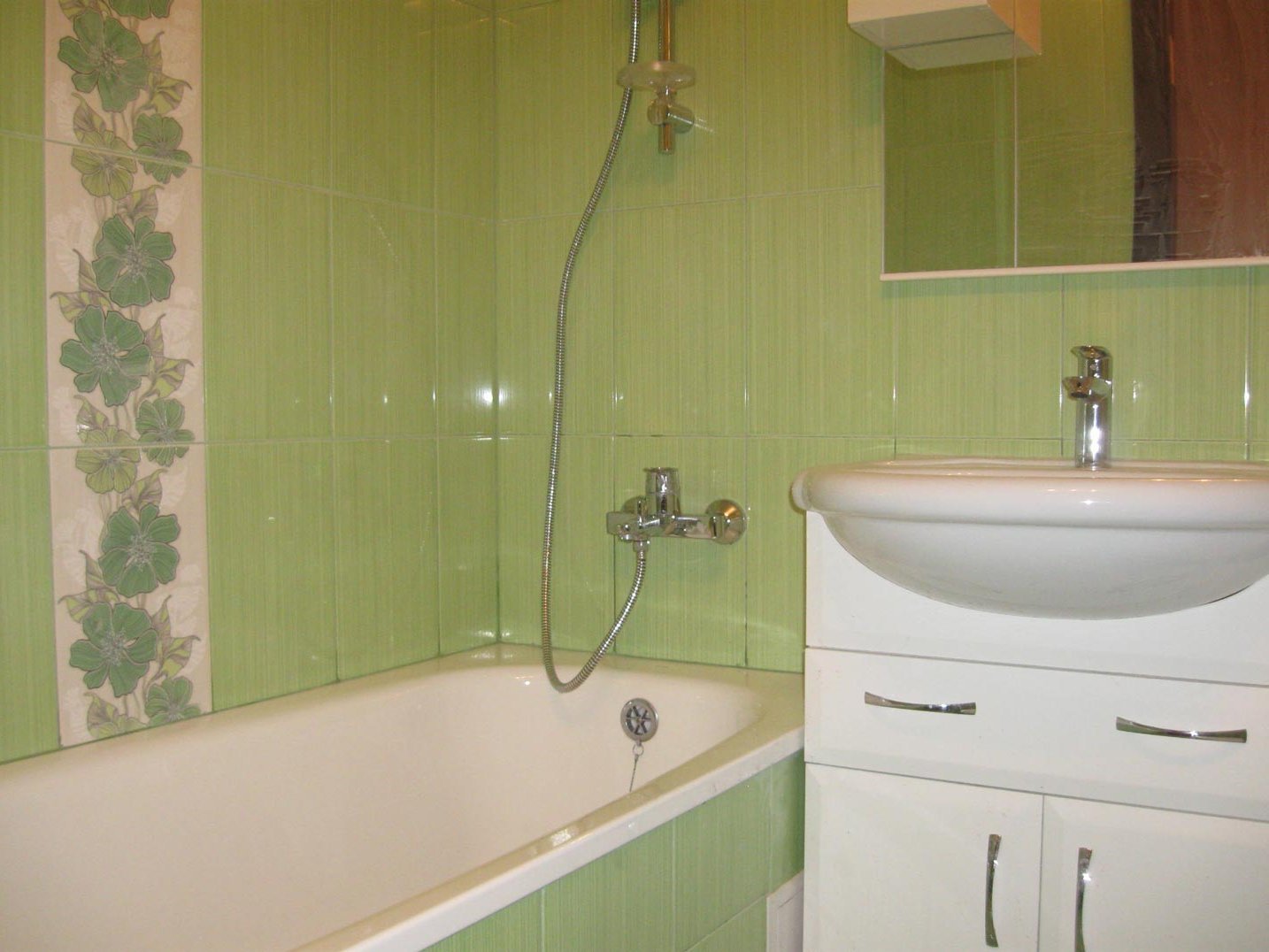 Стены в ванной хрущевки. Отделка ванной комнаты в хрущевке. Плитка для ванной в хрущевке. Ванная в хрущевке панелями. Плитка в хрущевке ванна.